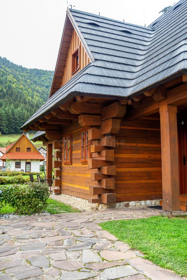 Moderná dedina historických drevených stavieb v malom meste na Liptove