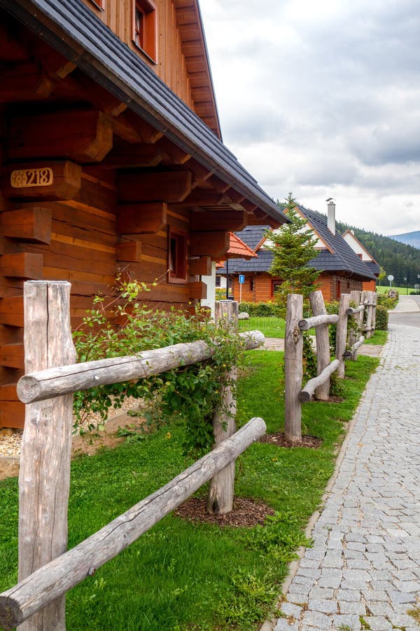 Moderná dedina historických drevených stavieb v malom meste na Liptove