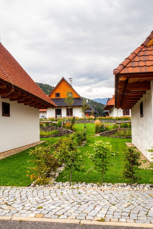 Moderná dedina historických drevených stavieb v malom meste na Liptove