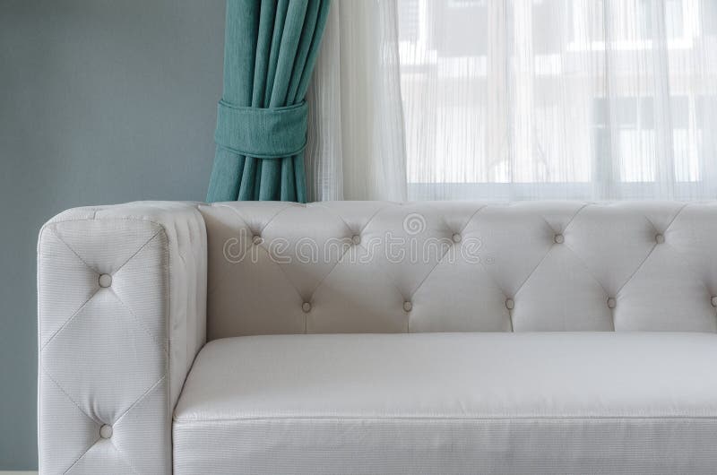 Modern vit soffa med den gröna väggen och gardinen i vardagsrum arkivfoton Modern vit soffa med den gröna väggen och gardinen i vardagsrum arkivfoton