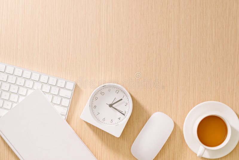 Modern wit bureau met toetsenbord, muis, notitieboekje, klok en kop van koffie Hoogste Mening met Exemplaardeeg Zaken en strategi stock foto Modern wit bureau met toetsenbord, muis, notitieboekje, klok en kop van koffie Hoogste Mening met Exemplaardeeg Zaken en strategi stock foto