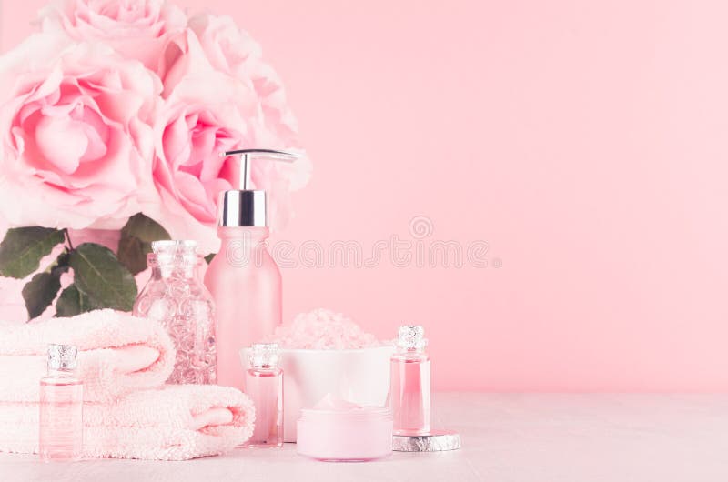 Modern zacht meisjesachtig badkamersdecor - schoonheidsmiddelen voor bad en kuuroord, boeket van rozen, badtoebehoren op zachte w royalty-vrije stock fotografie Modern zacht meisjesachtig badkamersdecor - schoonheidsmiddelen voor bad en kuuroord, boeket van rozen, badtoebehoren op zachte w royalty-vrije stock fotografie