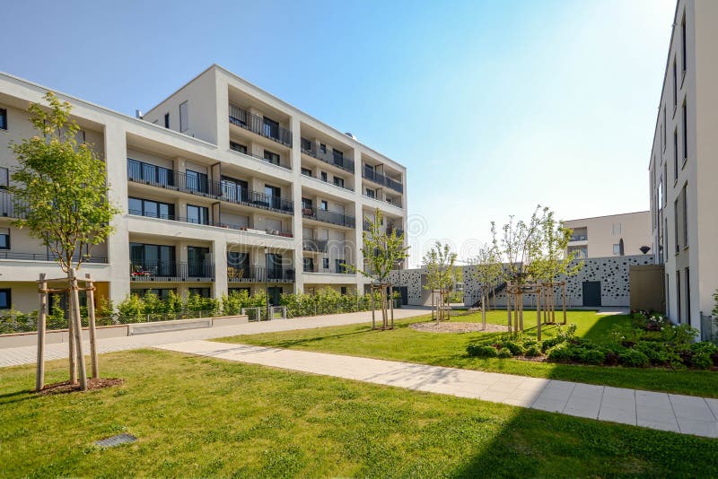 Moderna bostads- byggnader med utomhus- lättheter, fasad av det nya låg-energi huset royaltyfria foton