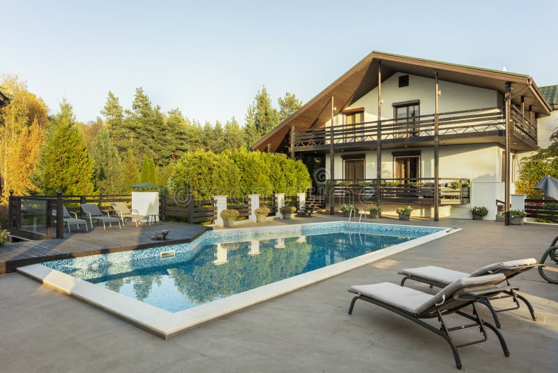 Moderna Casa De Campo De Dos Pisos Con Piscina Al Aire Libre Y Hermoso  Jardín. Luz Solar. Espacio Para Texto Foto de archivo - Imagen de costoso,  piscina: 225436278