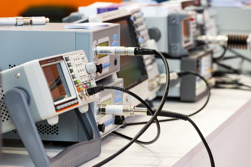 Moderna digitala mäta instrument Multimetric utrustning arkivbilder Moderna digitala mäta instrument Multimetric utrustning arkivbilder