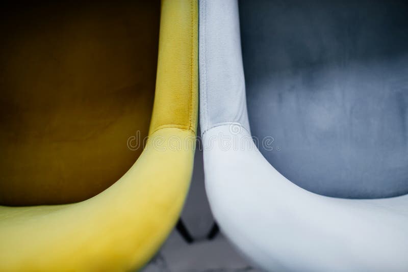Moderna inre tabellstolar p? ett kaf? royaltyfri bild Moderna inre tabellstolar p? ett kaf? royaltyfri bild