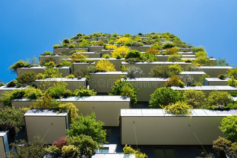 Moderna och ecologic skyskrapor med många träd på varje balkong arkivbild Moderna och ecologic skyskrapor med många träd på varje balkong arkivbild