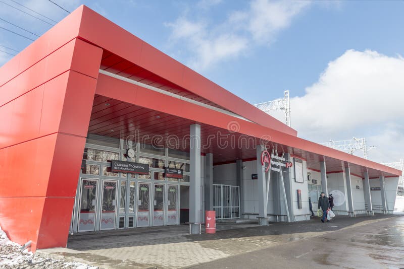 Moderna ryska järnvägstationer och passageraredrev royaltyfria bilder Moderna ryska järnvägstationer och passageraredrev royaltyfria bilder
