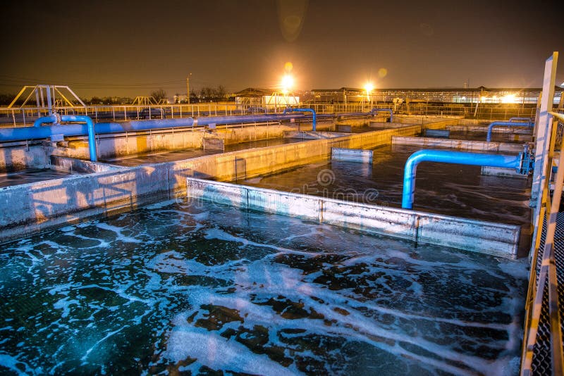 Moderne afvalwaterzuiveringsinstallatie van chemische fabriek bij nacht