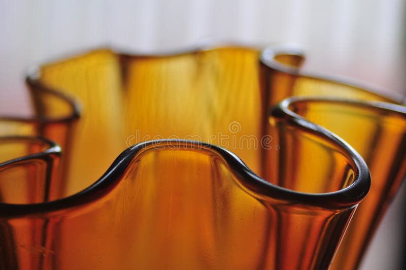 Moderne Amber Glass Art Vase Abstract-Stimmung kurvt Reihe Backgrou