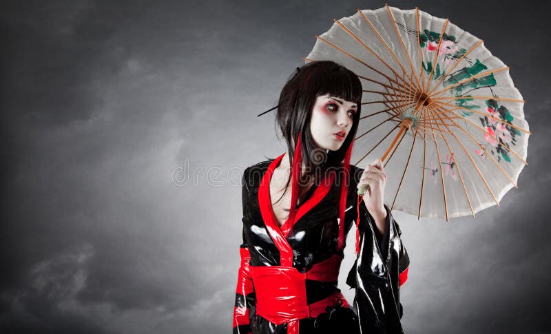 Moderne Art-Geisha im Fetisch-Kimono