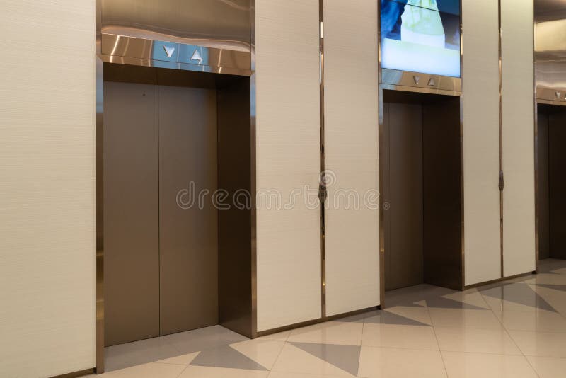 Moderne Aufzugstüren lizenzfreies stockbild