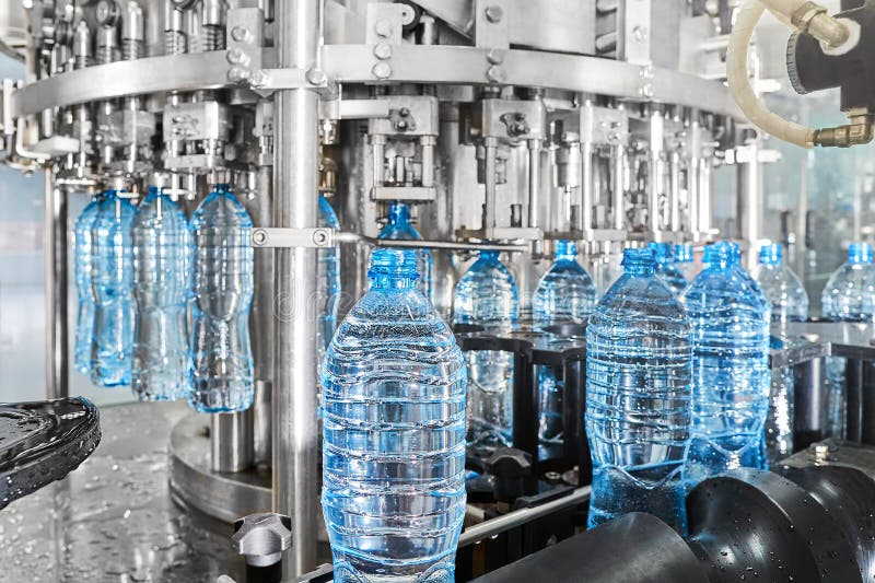 Moderne automatisierte abfüllende Linie des Mineralwassers in der Anlage lizenzfreies stockbild Moderne automatisierte abfüllende Linie des Mineralwassers in der Anlage lizenzfreies stockbild