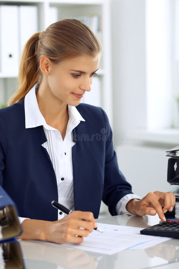 Moderne bedrijfsvrouw of zekere vrouwelijke accountant in bureau Studentenmeisje tijdens examen het voorbereidingen treffen Contr royalty-vrije stock foto's Moderne bedrijfsvrouw of zekere vrouwelijke accountant in bureau Studentenmeisje tijdens examen het voorbereidingen treffen Contr royalty-vrije stock foto's