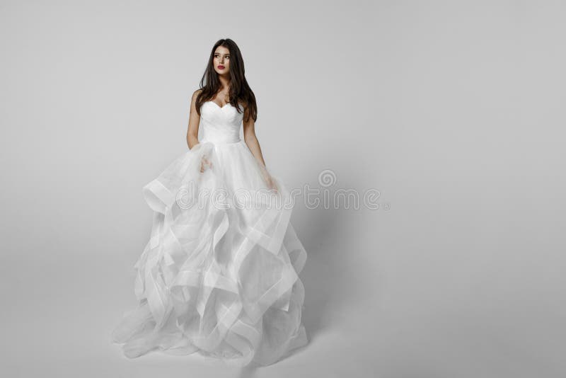 Moderne Braut im weißen Kleid, lokalisiert auf einem weißen Hintergrund, Schießen im Studio Horizontale Ansicht lizenzfreie stockfotografie Moderne Braut im weißen Kleid, lokalisiert auf einem weißen Hintergrund, Schießen im Studio Horizontale Ansicht lizenzfreie stockfotografie