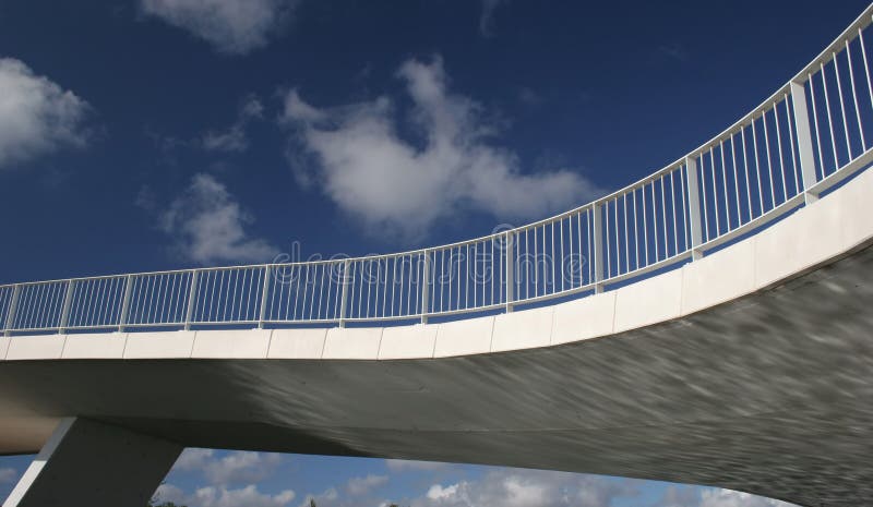 Moderne Brücke lizenzfreie stockfotografie Moderne Brücke lizenzfreie stockfotografie