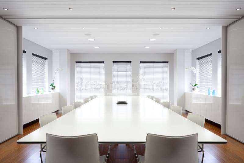 Moderne bureaubestuurskamer die met licht wordt gevuld. royalty-vrije stock foto's Moderne bureaubestuurskamer die met licht wordt gevuld. royalty-vrije stock foto's