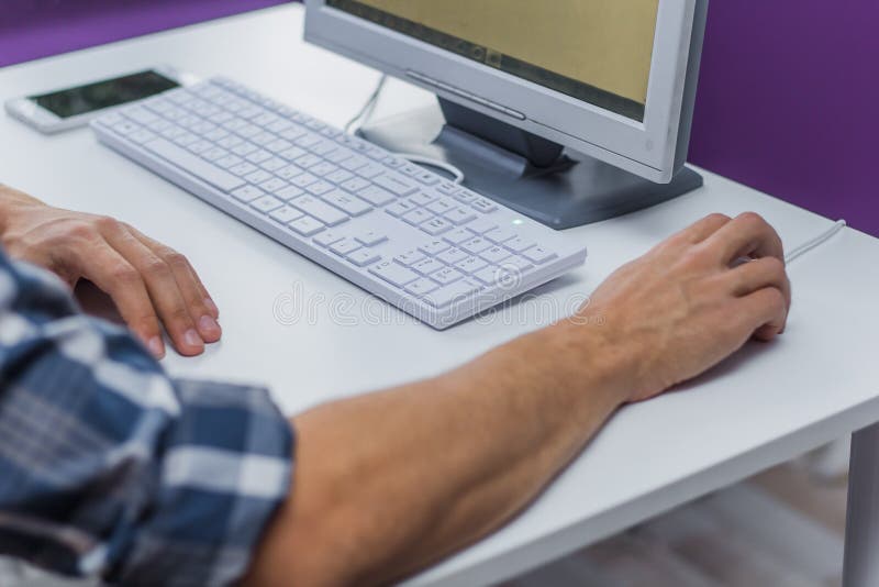 Moderne bureaumens die bij een computer werken stock foto's Moderne bureaumens die bij een computer werken stock foto's
