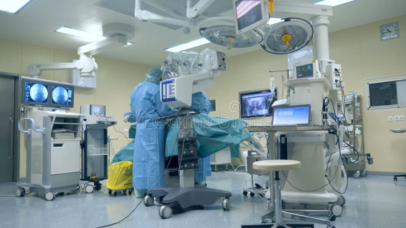 Moderne chirurgische ruimte met medische apparatuur, chirurgische robot Innovatief geneeskundeconcept