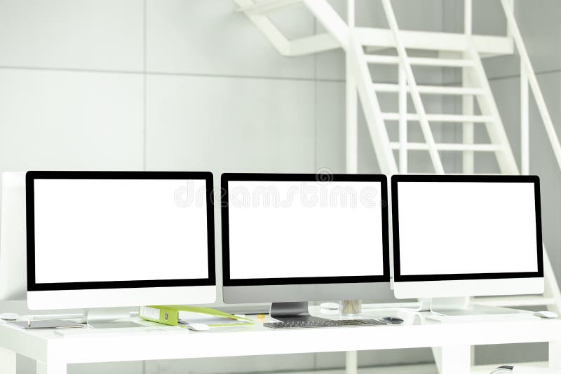 Moderne Computer haben leere weiße Schirme und Geschäftsunterlagen stockbilder Moderne Computer haben leere weiße Schirme und Geschäftsunterlagen stockbilder