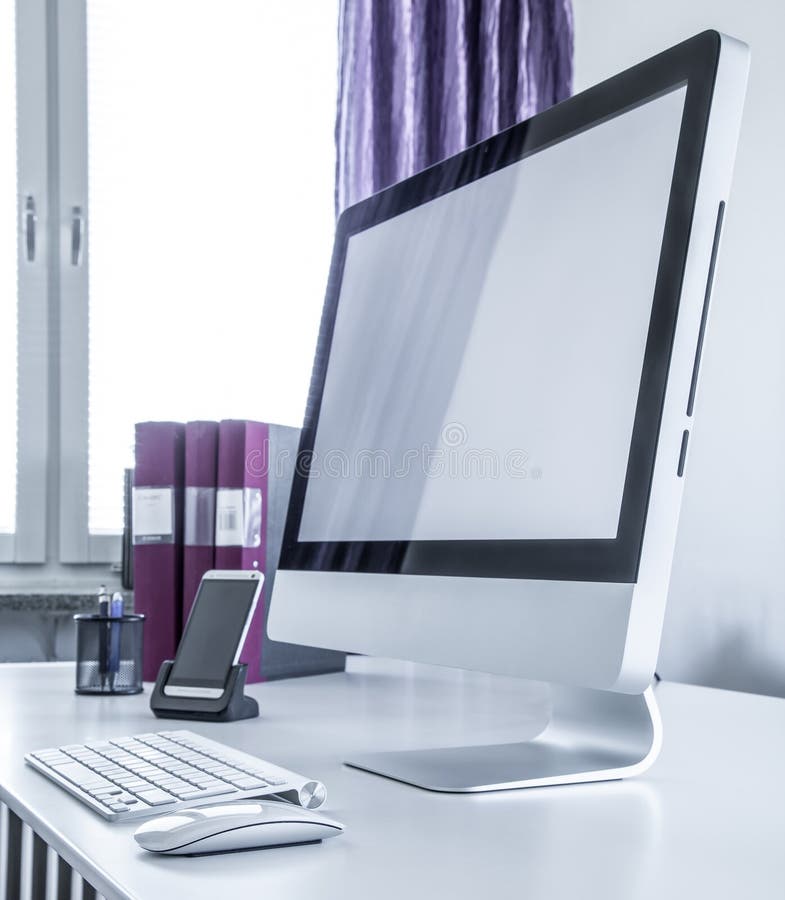 Moderne computer op een bureau stock afbeeldingen Moderne computer op een bureau stock afbeeldingen