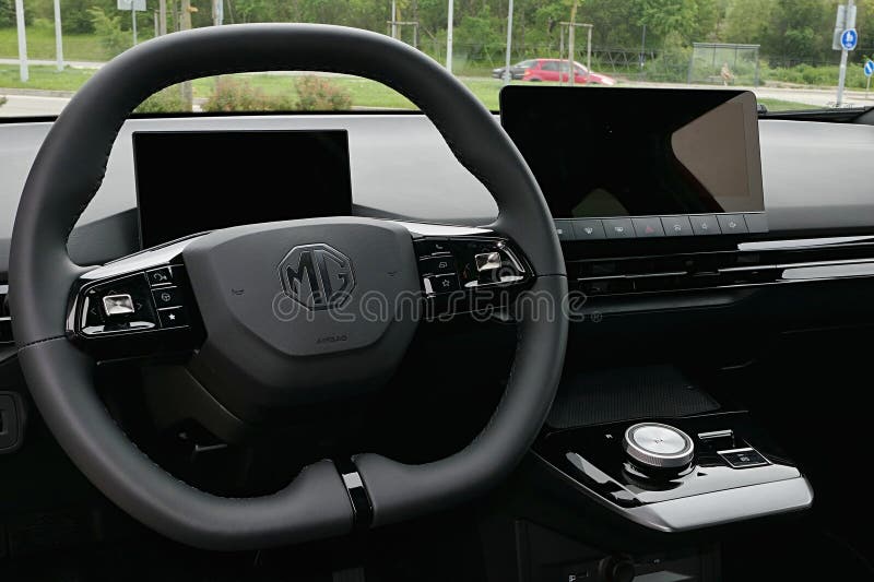 Moderne console-aangedreven wiel en voorpaneel van compacte elektrische auto mg4 voorzijde.