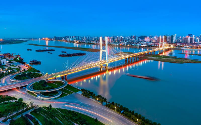 Moderne de nachtmening van de stadsbrug royalty-vrije stock fotografie Moderne de nachtmening van de stadsbrug royalty-vrije stock fotografie