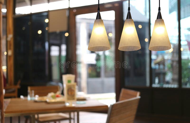 Moderne Deckenleuchten der warmen Beleuchtung im Café lizenzfreies stockbild Moderne Deckenleuchten der warmen Beleuchtung im Café lizenzfreies stockbild