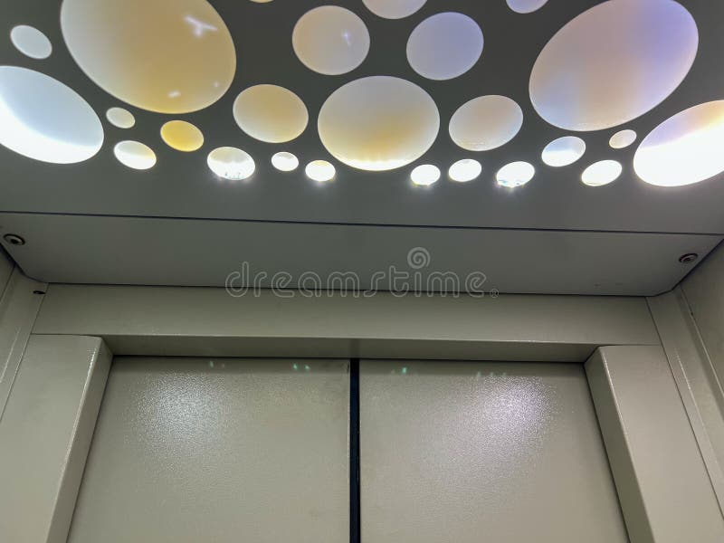 Moderne Deckenleuchten mit Aufzug schaffen ein kreisförmiges Muster lizenzfreie stockfotografie