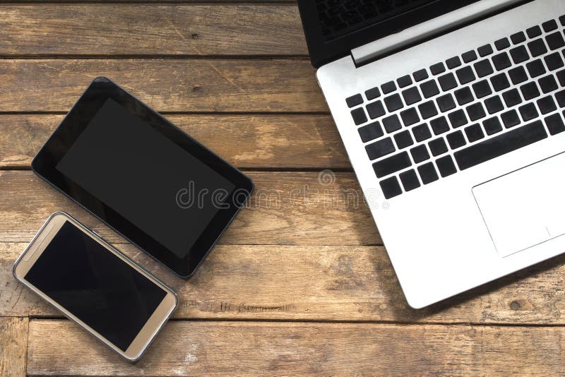 Moderne elektronische communicatiemiddelen op een houten vloer stock foto Moderne elektronische communicatiemiddelen op een houten vloer stock foto