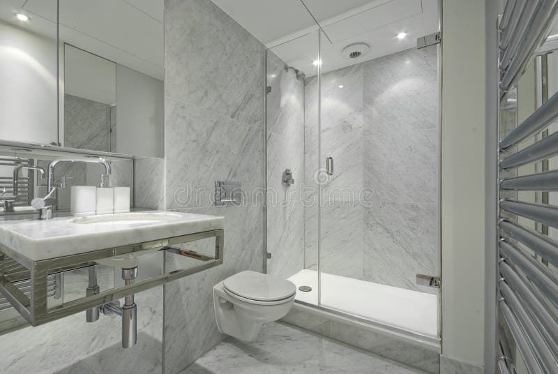 Moderne Engelse reeks marmeren badkamers in wit royalty-vrije stock afbeelding Moderne Engelse reeks marmeren badkamers in wit royalty-vrije stock afbeelding