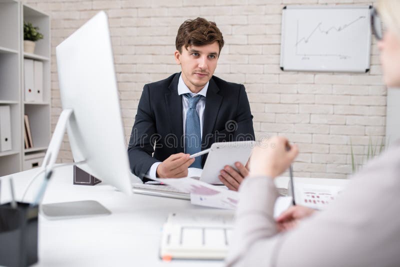 Moderne Financiële Deskundigenvergadering in Bureau royalty-vrije stock afbeeldingen Moderne Financiële Deskundigenvergadering in Bureau royalty-vrije stock afbeeldingen