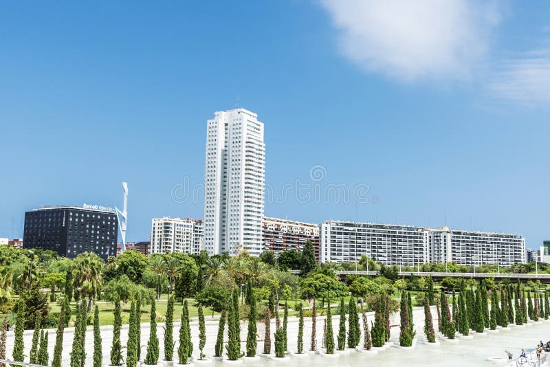 Moderne flatgebouwen naast een park, Spanje royalty-vrije stock foto Moderne flatgebouwen naast een park, Spanje royalty-vrije stock foto