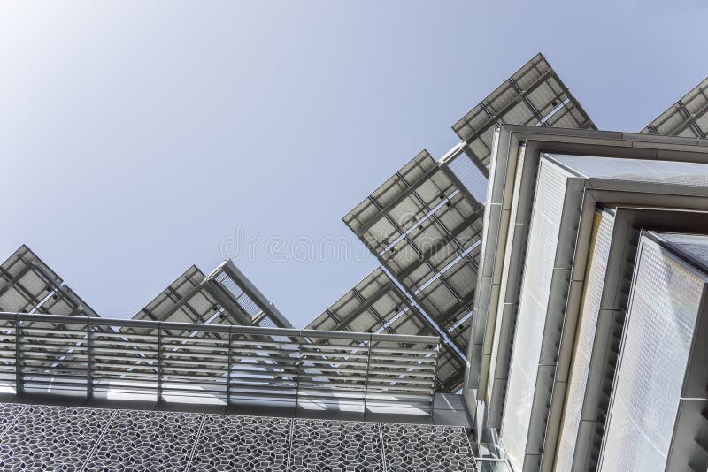 Moderne Gebäudespitze mit Sonnenkollektor