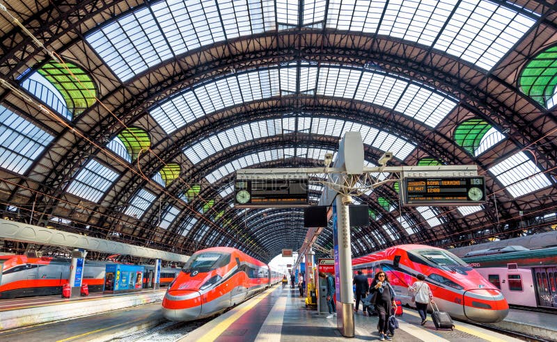 Moderne Hochgeschwindigkeitszüge bei Milan Central Station