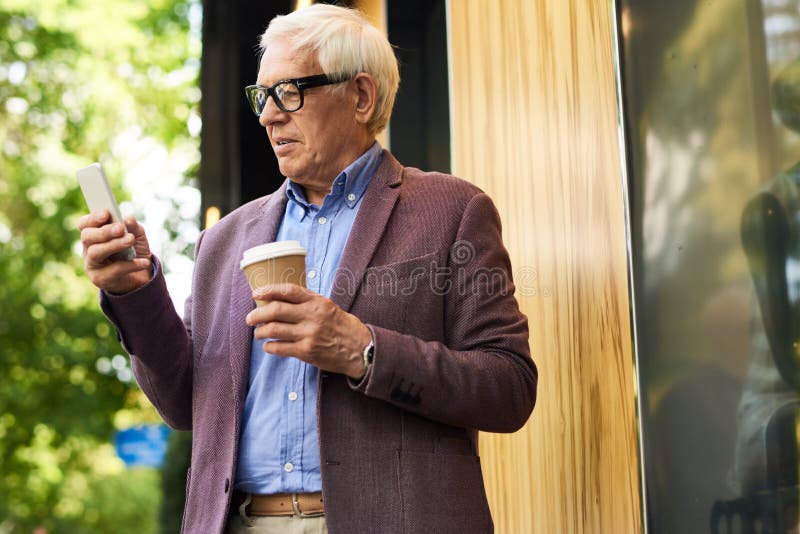 Moderne Hogere Mens met Smartphone stock afbeeldingen Moderne Hogere Mens met Smartphone stock afbeeldingen
