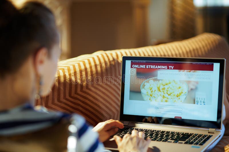 Moderne huisvrouw die Internet-TV met behulp van royalty-vrije stock foto's Moderne huisvrouw die Internet-TV met behulp van royalty-vrije stock foto's