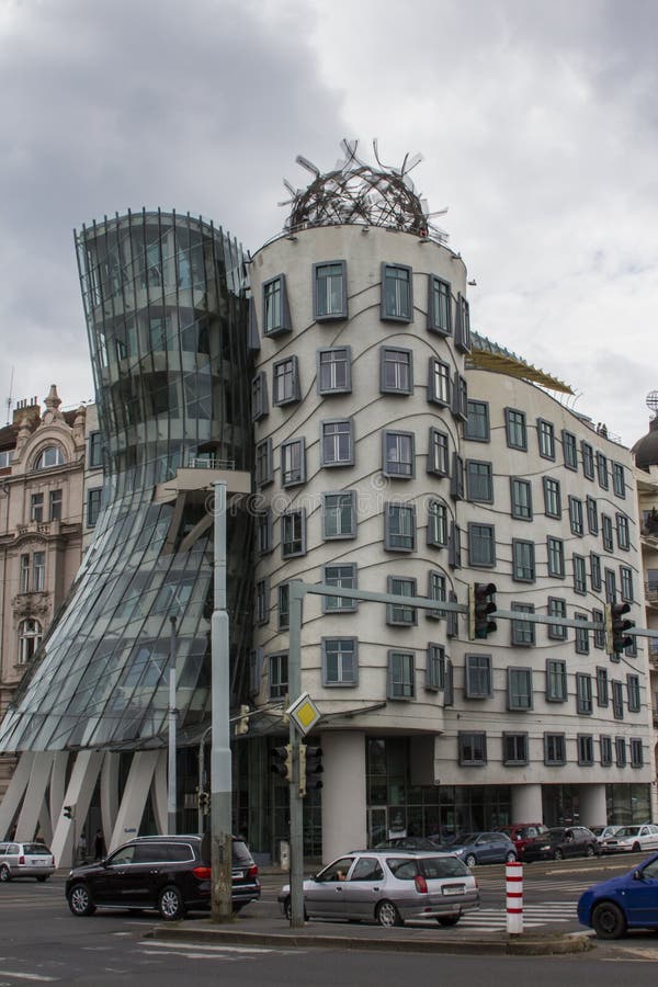 ` Moderne incroyable de maison de danse de ` de maison au centre de Prague République Tchèque photo libre de droits ` Moderne incroyable de maison de danse de ` de maison au centre de Prague République Tchèque photo libre de droits