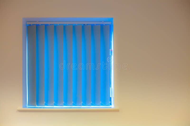 Moderne Innenarchitektur Blaue Vertikaljalousien über Fenster auf Schrei stockfotografie Moderne Innenarchitektur Blaue Vertikaljalousien über Fenster auf Schrei stockfotografie