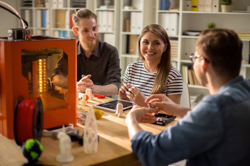 Moderne Jongeren die aan 3D Project werken royalty-vrije stock afbeelding Moderne Jongeren die aan 3D Project werken royalty-vrije stock afbeelding