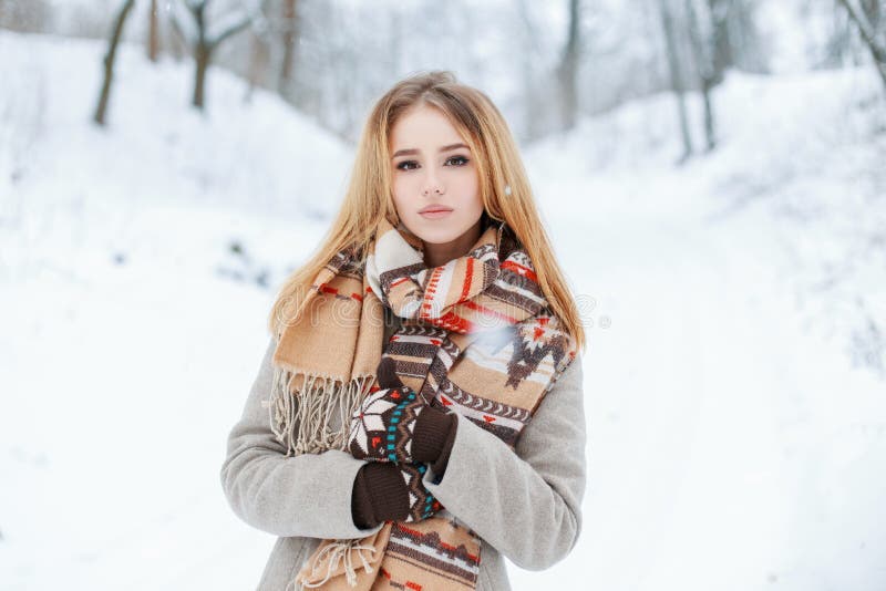 Moderne moderne junge Frau in der warmen Kleidung des stilvollen Winters in den woolen Handschuhen geht in das Winterwaldschöne M lizenzfreies stockfoto Moderne moderne junge Frau in der warmen Kleidung des stilvollen Winters in den woolen Handschuhen geht in das Winterwaldschöne M lizenzfreies stockfoto