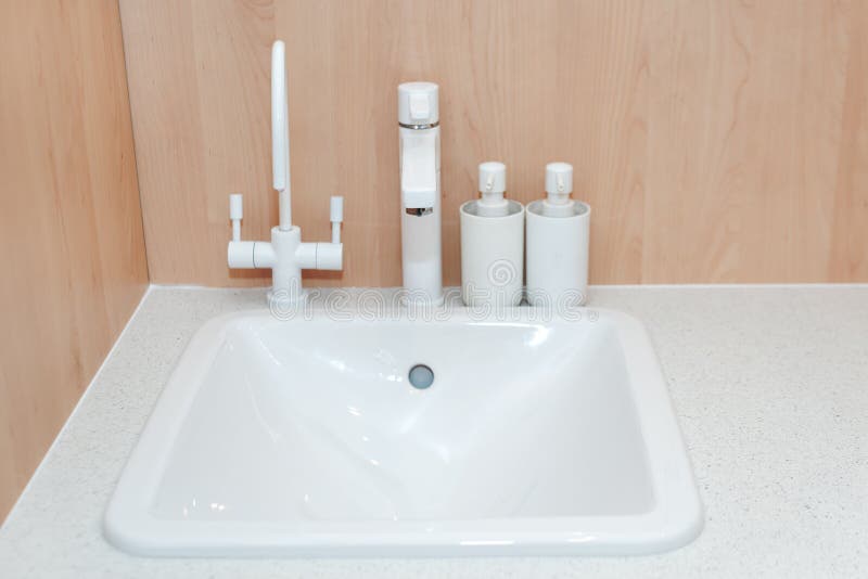 Moderne keuken witte tapkraan en ceramische keukengootsteen Minimalistische badkamers binnenlandse details royalty-vrije stock foto Moderne keuken witte tapkraan en ceramische keukengootsteen Minimalistische badkamers binnenlandse details royalty-vrije stock foto