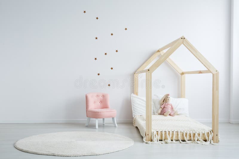 Moderne Kind-` s Möbel im Schlafzimmer stockbilder Moderne Kind-` s Möbel im Schlafzimmer stockbilder