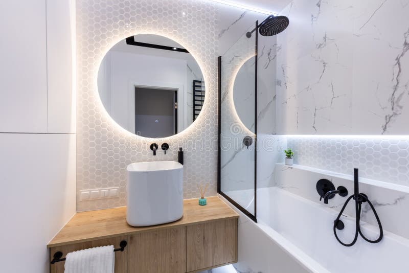 Moderne kleine Badezimmer Innenausstattung lizenzfreies stockbild