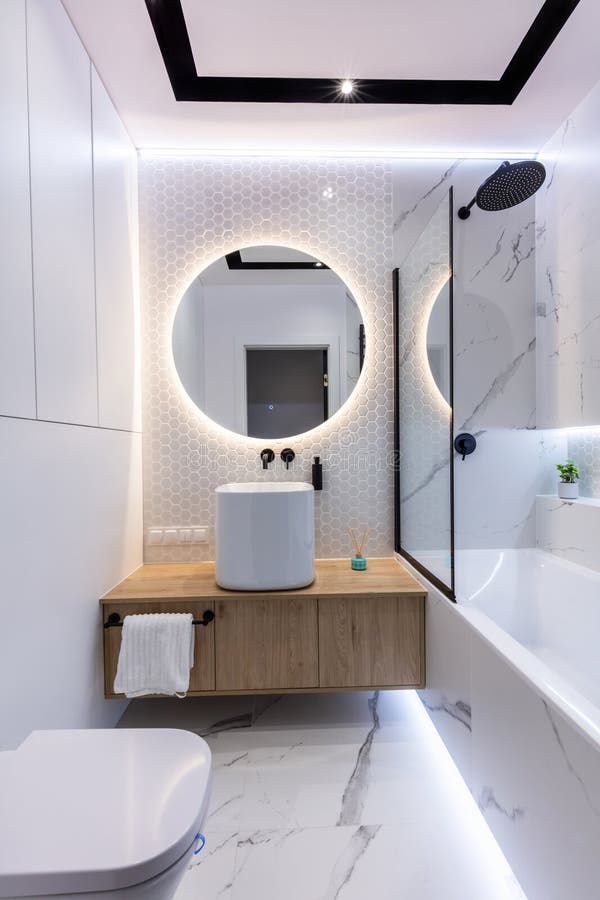 Moderne kleine Badezimmer Innenausstattung lizenzfreie stockbilder