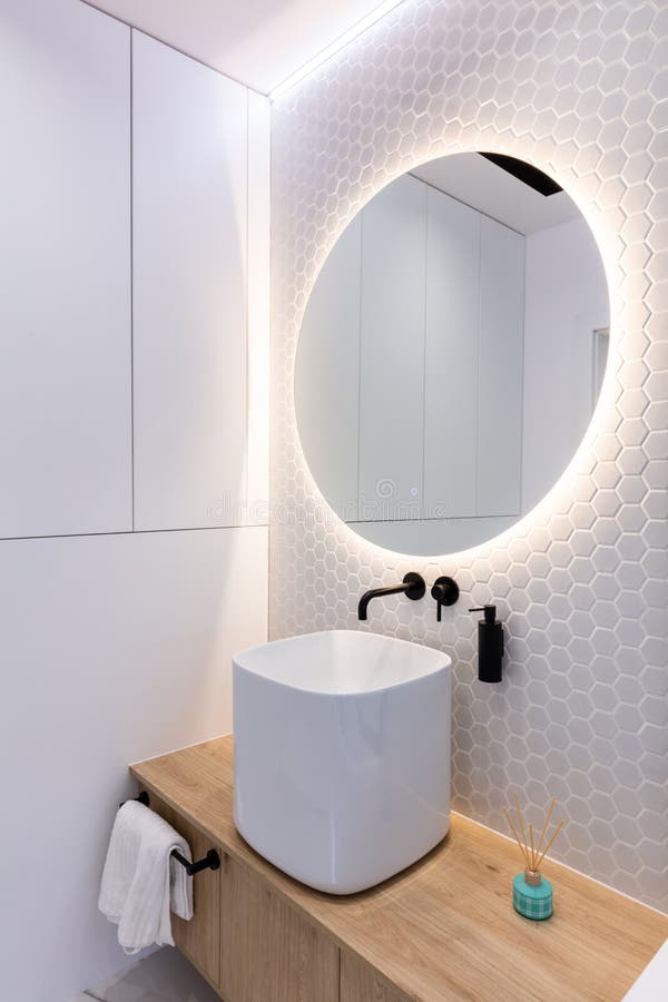 Moderne kleine Badezimmer Innenausstattung lizenzfreies stockfoto