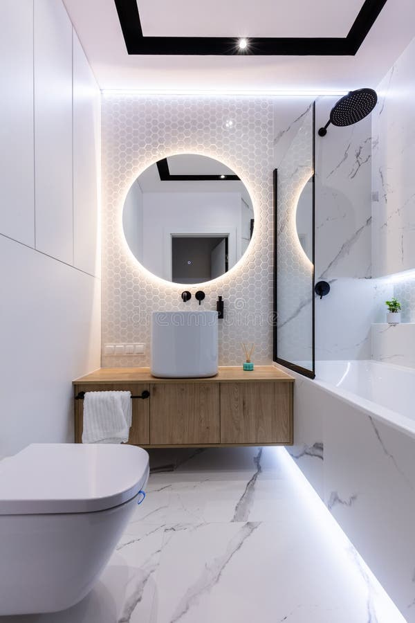 Moderne kleine Badezimmer Inneneinrichtung lizenzfreie stockbilder
