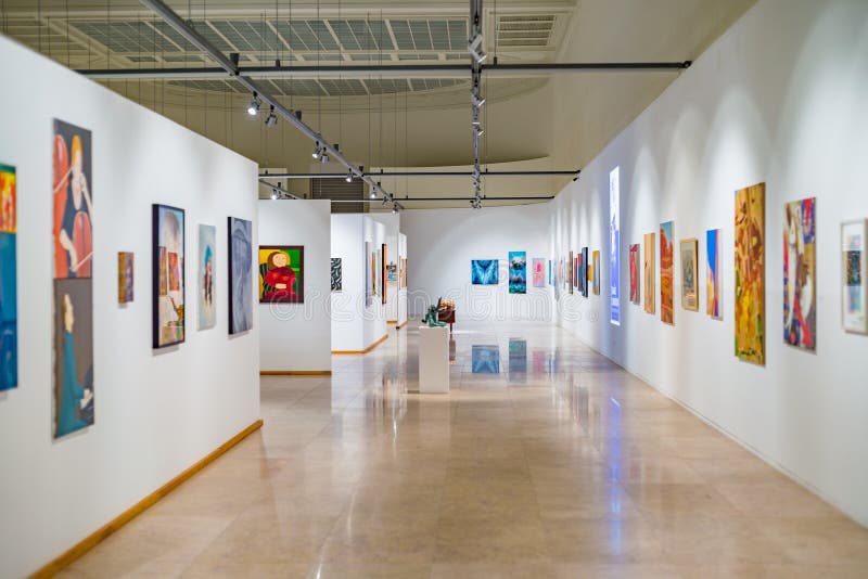 Moderne kunstgalerieruimte met schilderijen