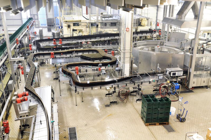 Moderne Lebensmittelindustrie - Bierbrauerei - Förderband mit Bierflaschen und Maschinen für die Produktion