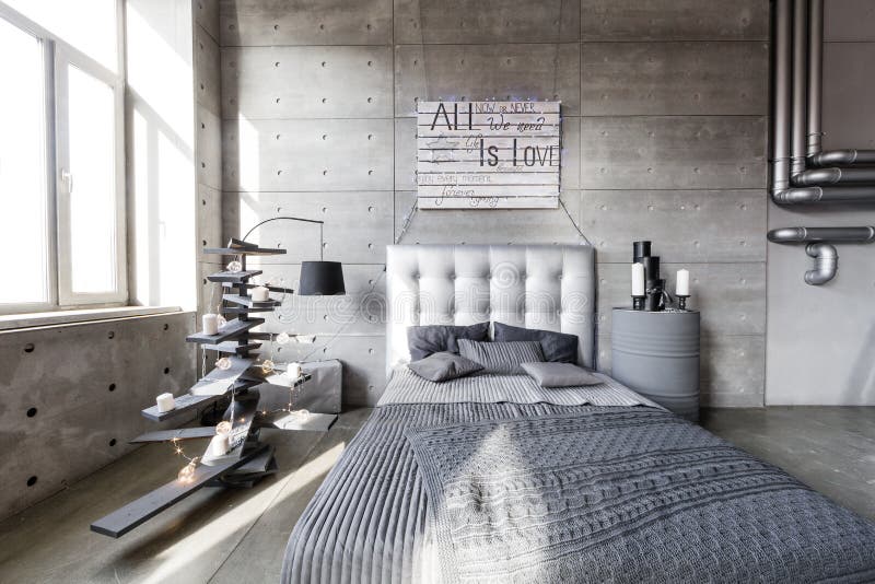 Moderne lege slaapkamer in zolderstijl met grijze kleuren en houten hand - de gemaakte Kerstboom met stelt voor royalty-vrije stock fotografie Moderne lege slaapkamer in zolderstijl met grijze kleuren en houten hand - de gemaakte Kerstboom met stelt voor royalty-vrije stock fotografie